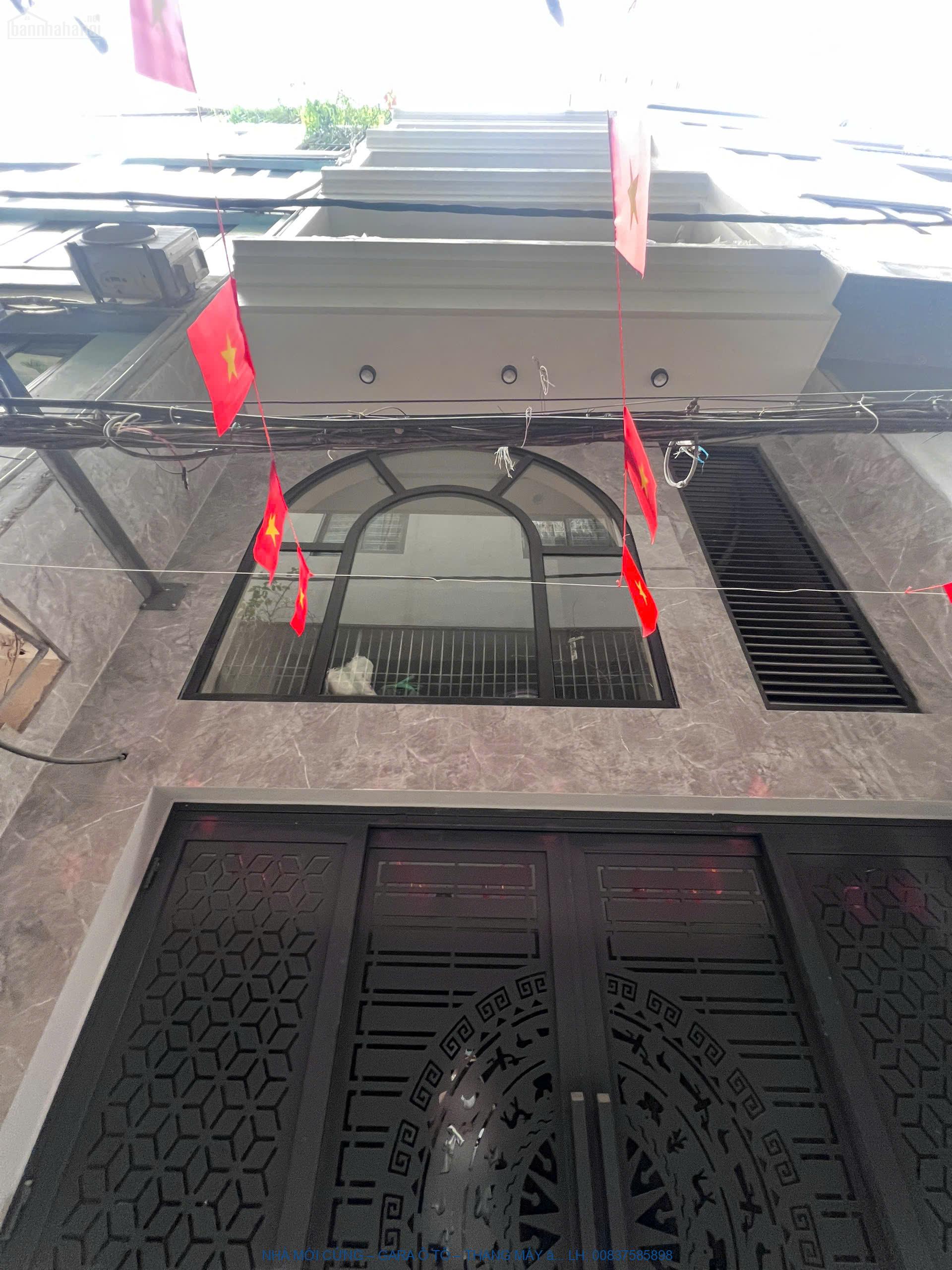 NHÀ MỚI CỨNG – GARA Ô TÔ – THANG MÁY – CẠNH CV HOÀ BÌNH